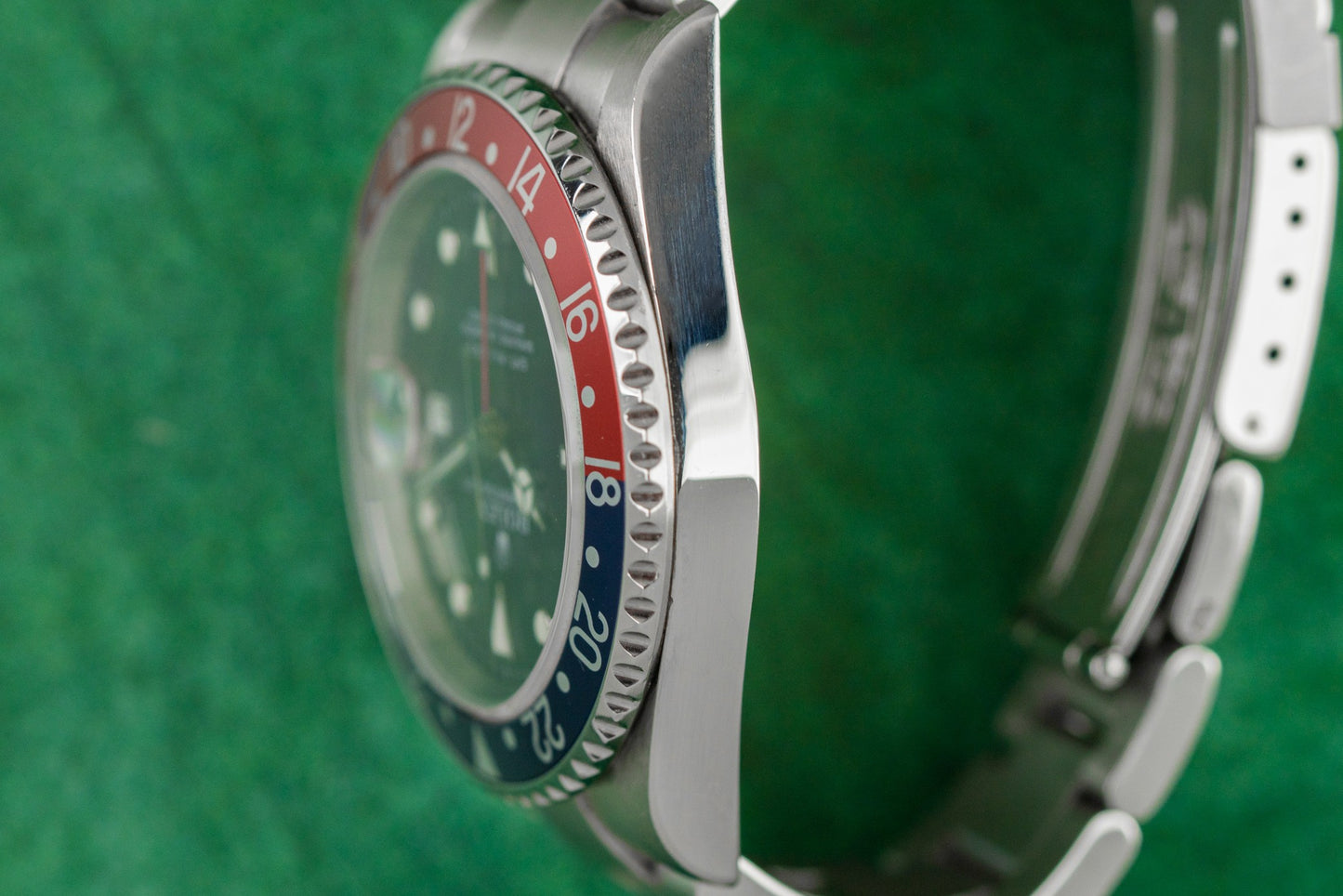 Rolex GMT Master II 'Pepsi' Bezel 16710 Stainless Steel 2006 Model