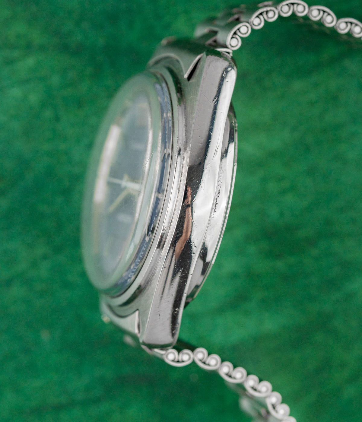 Jaeger-LeCoultre Master-Quartz 23303-42 Blue Dial Case Profile - The Watch Business Sydney
